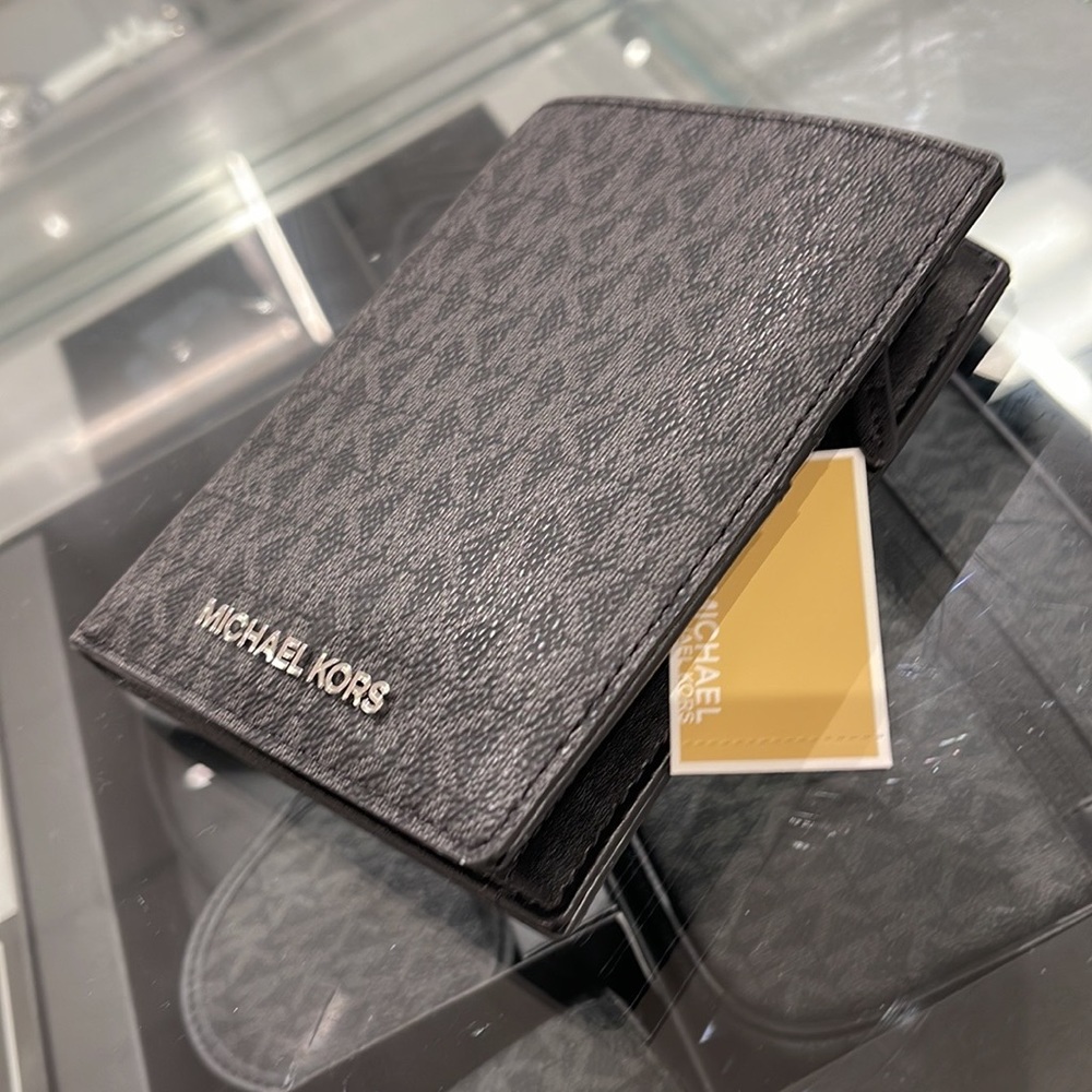 Michael Kors Jet Set Travel Passport Wallet
Black Signature/Silver-Tone Hardware - Picture 6 of 16